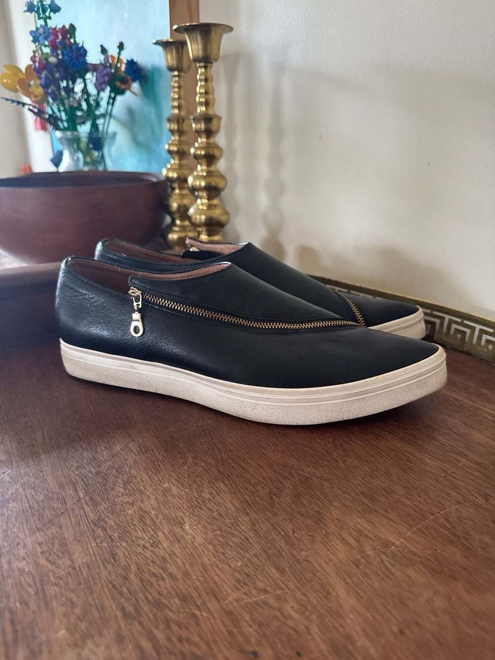 ALL BLACK Pointed Toe Diagonal Zipper Sneakers Size 40